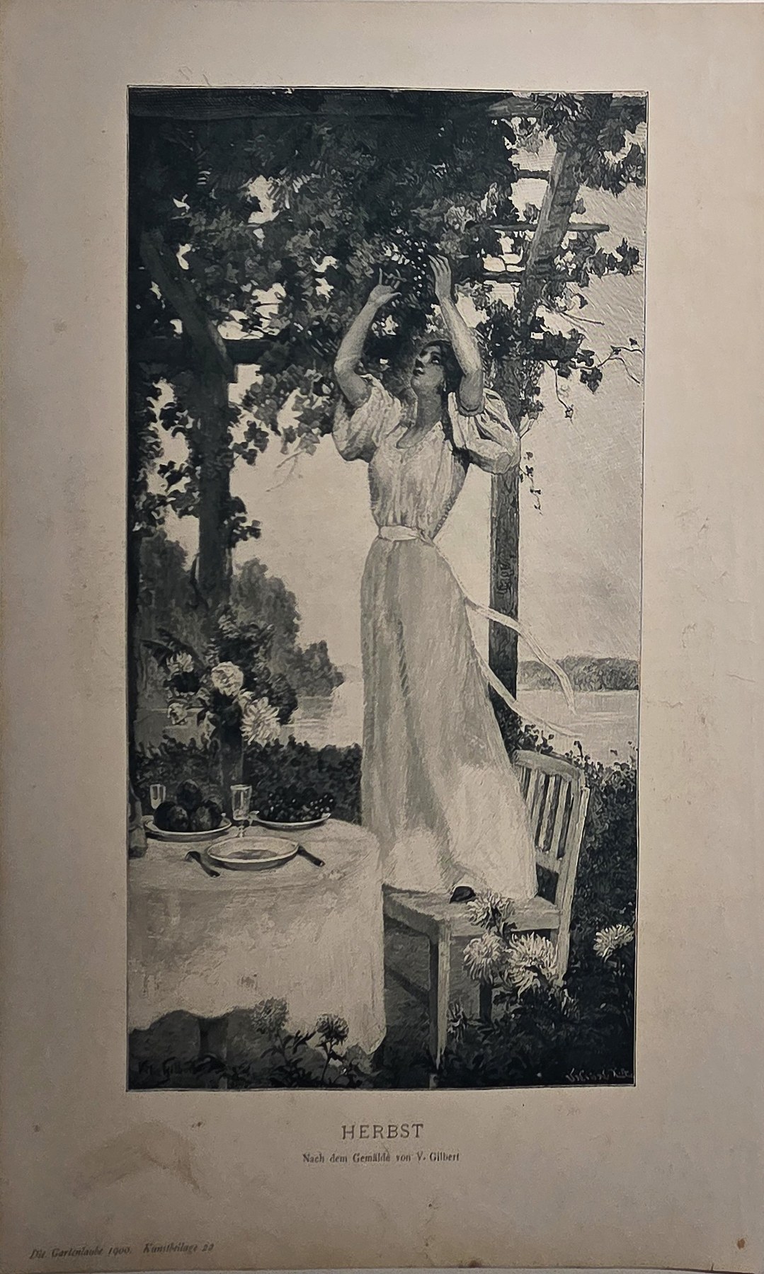 Stehende Frau im hellen Kleid unter einem Baum