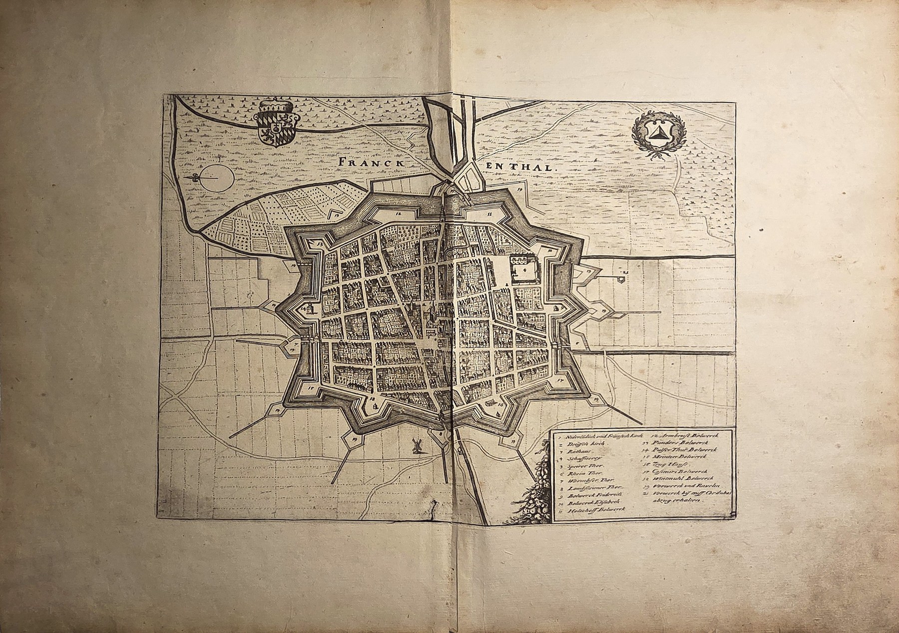 mit geometrischem Stadtplan