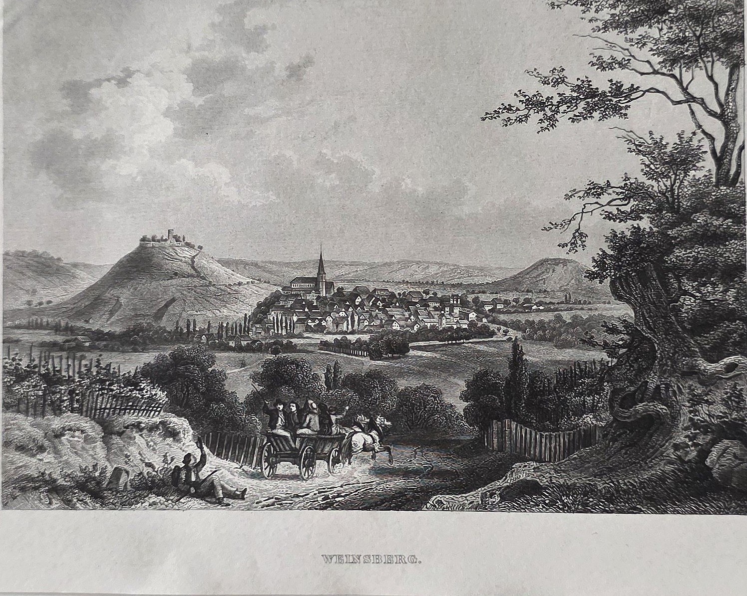 einer Stadt in weitem Hügelland