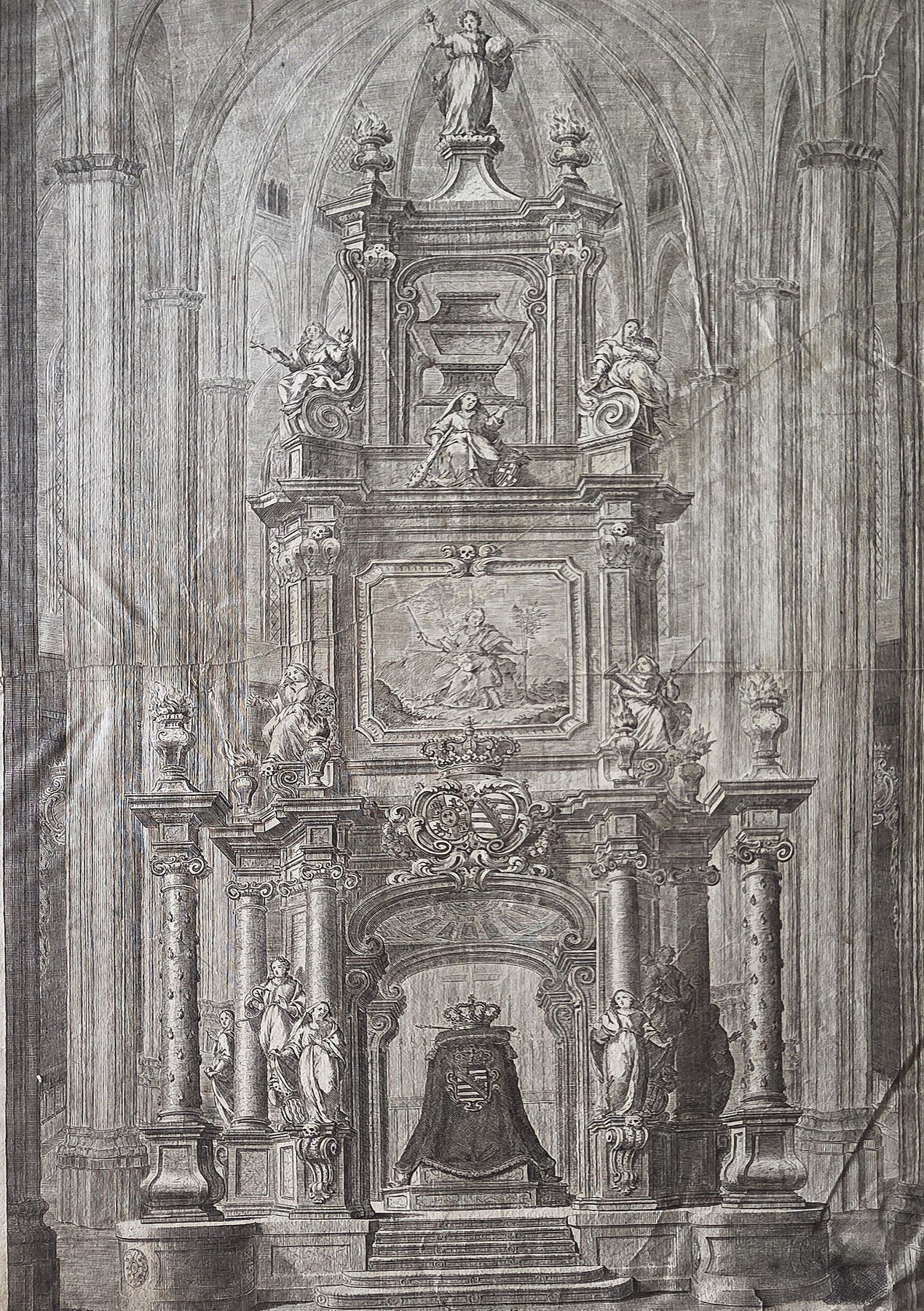 eines hohen Kirchenmonuments mit Glocke