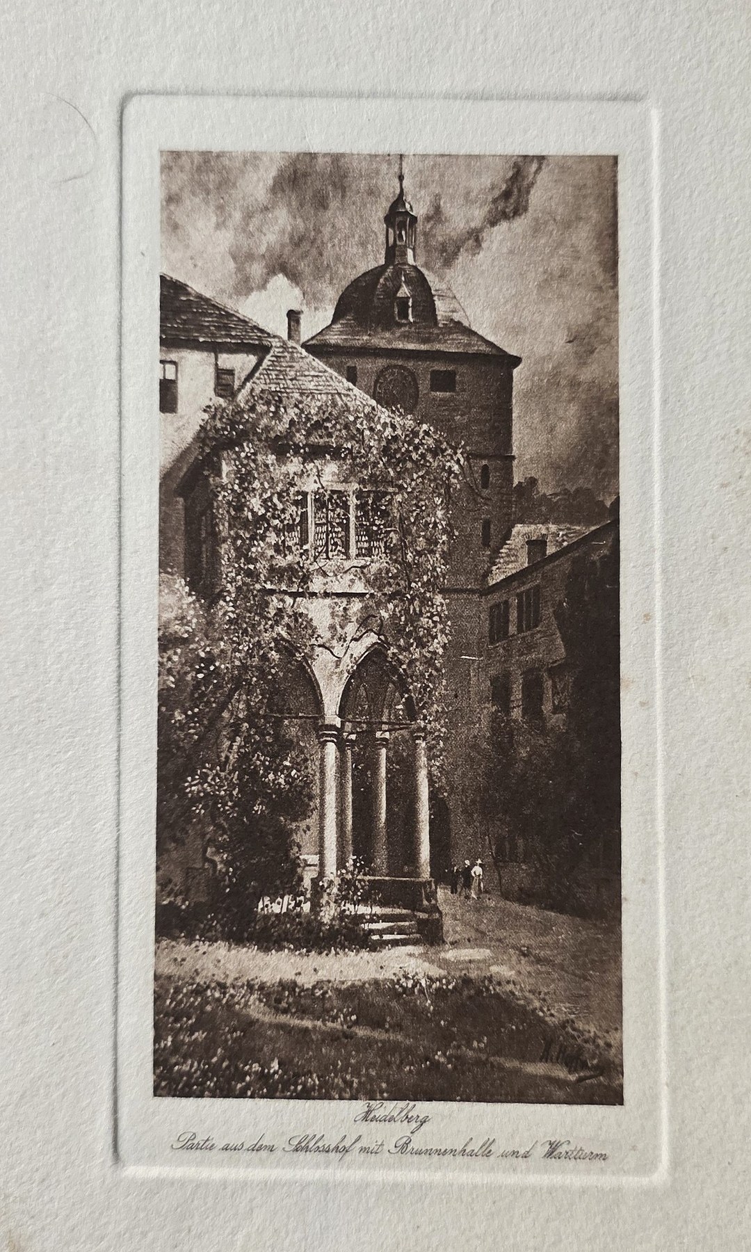 Historisches Gebäude mit Turm und Bäumen