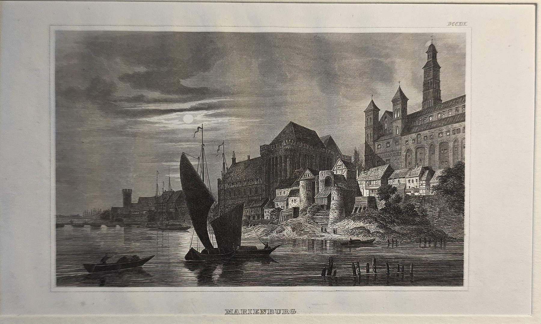 Uferstadt mit Segelbooten und dichter Bebauung