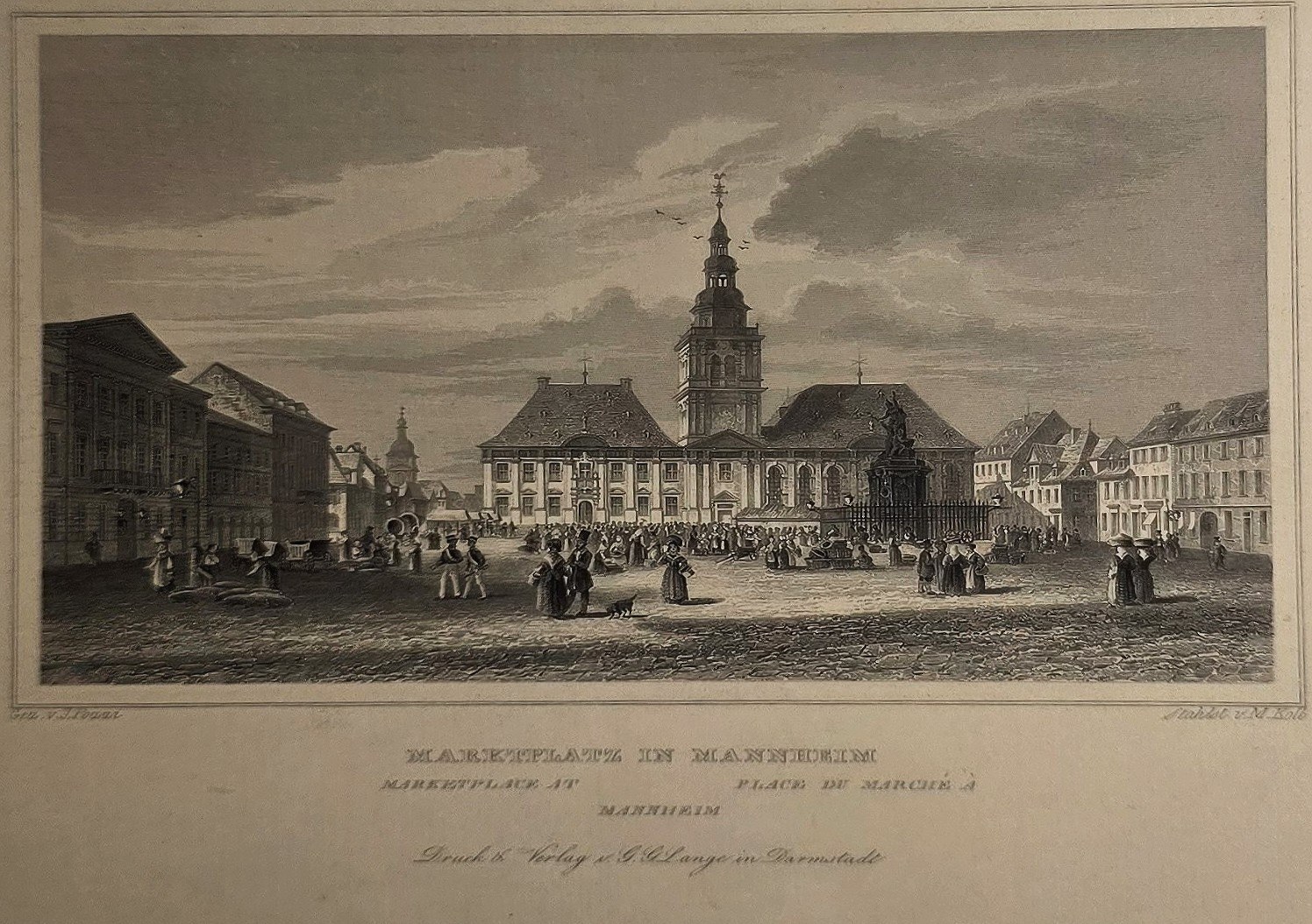 Großer Marktplatz mit zentralem Rathaus