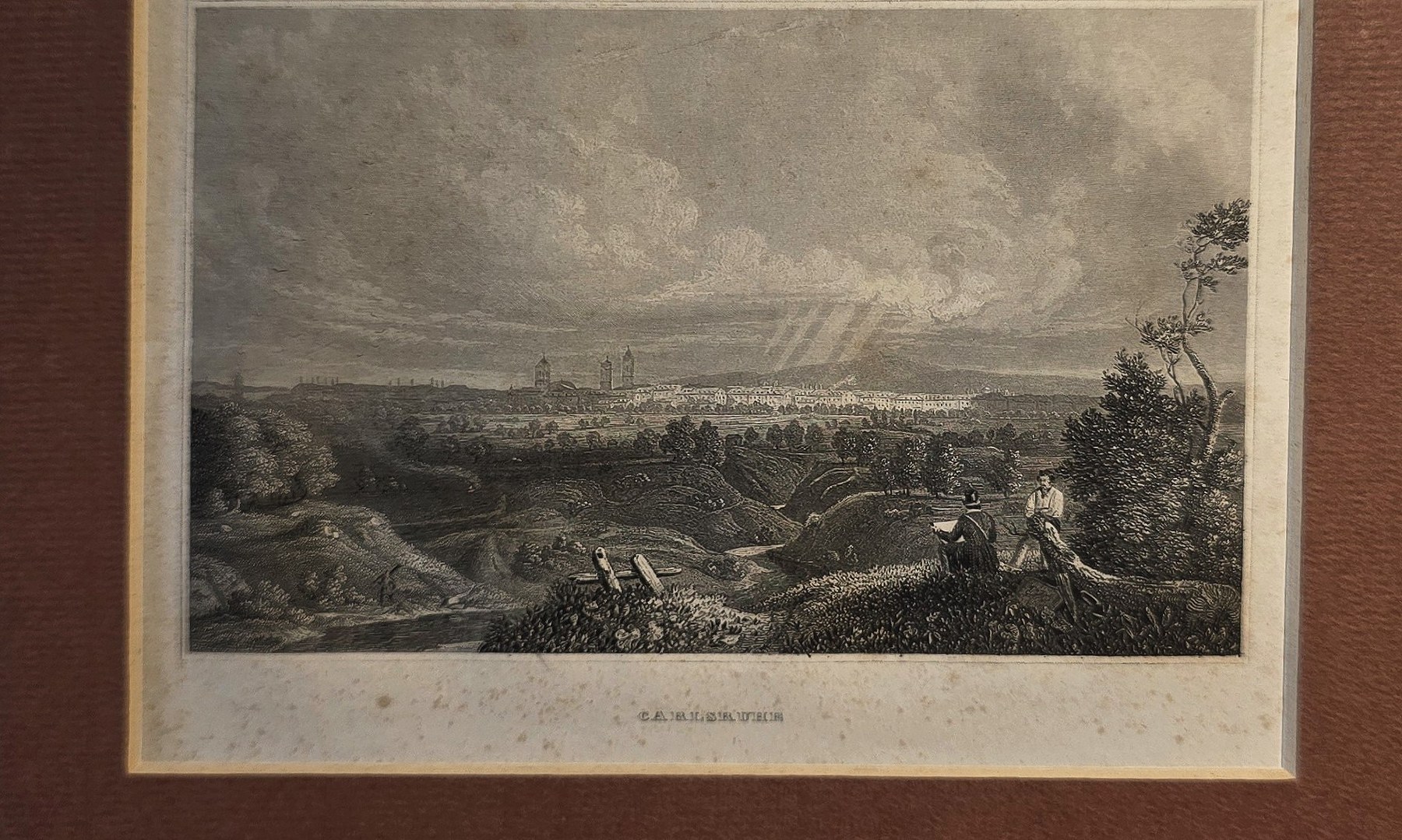 Weites Talpanorama unter dramatischem Himmel