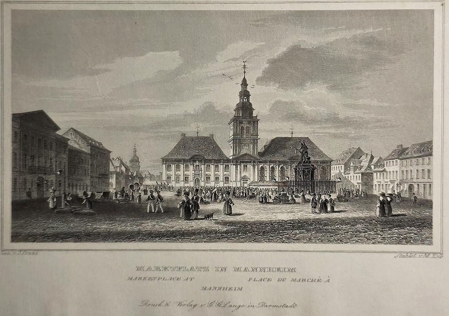 Marktplatz mit Rathaus unter weitem Wolkenhimmel