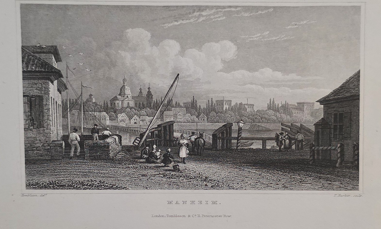 Hafenstraße mit Masten und Kirchtürmen