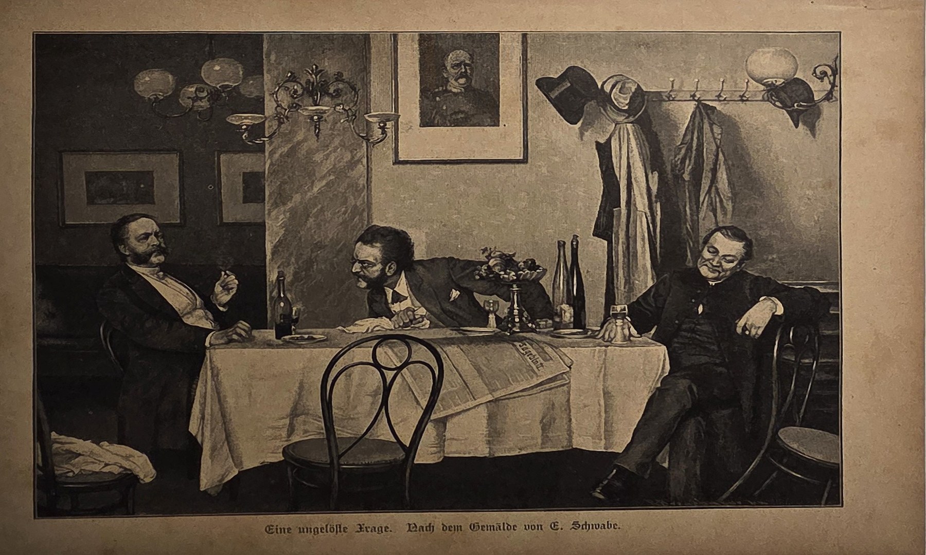 Drei Männer an kleinem Tisch in schlichtem Raum