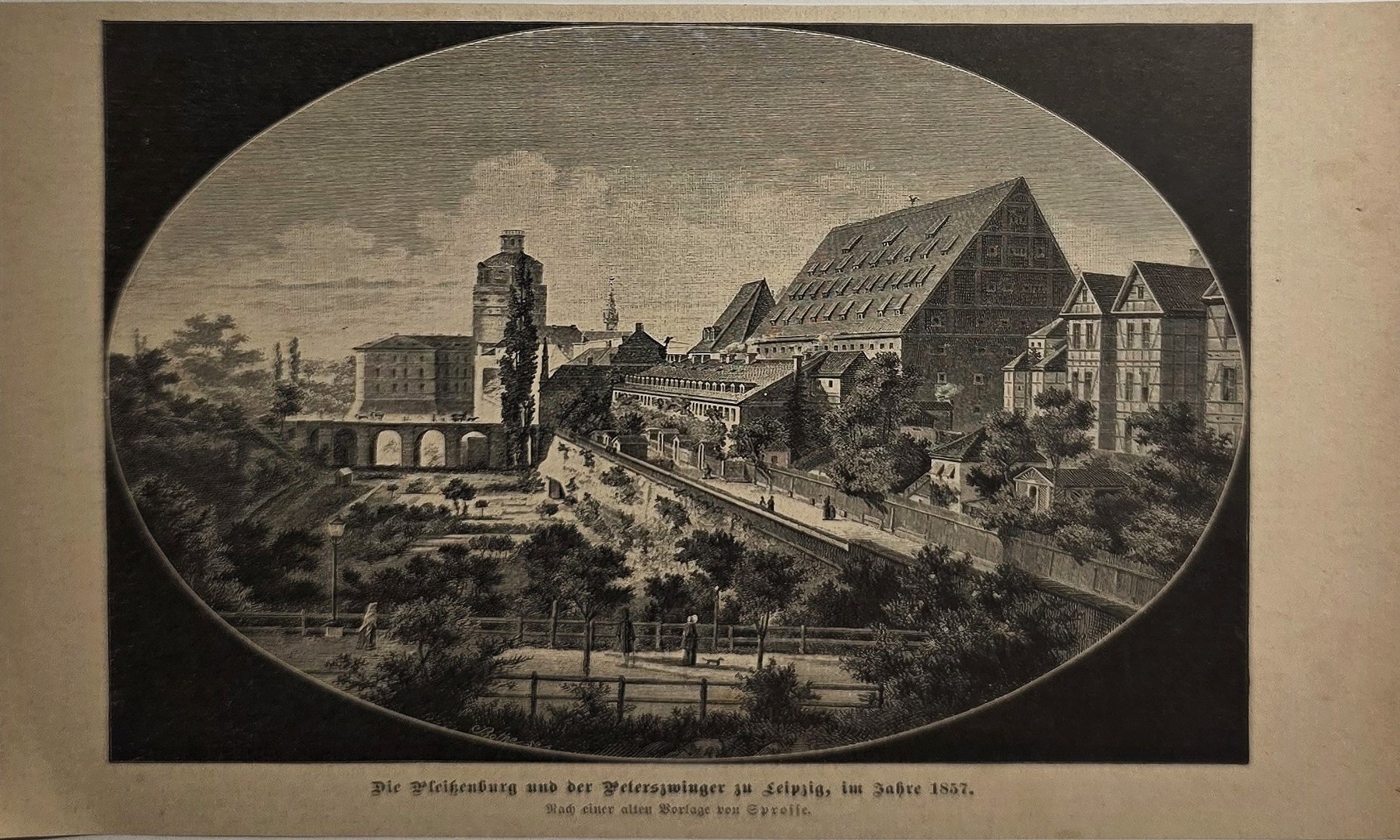 Großer Gebäudekomplex in ovaler Bildfassung