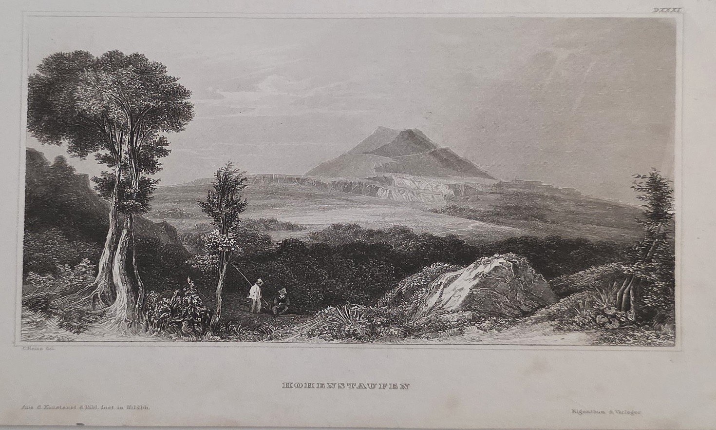 Pyramidenförmiger Berg in weiter Landschaft