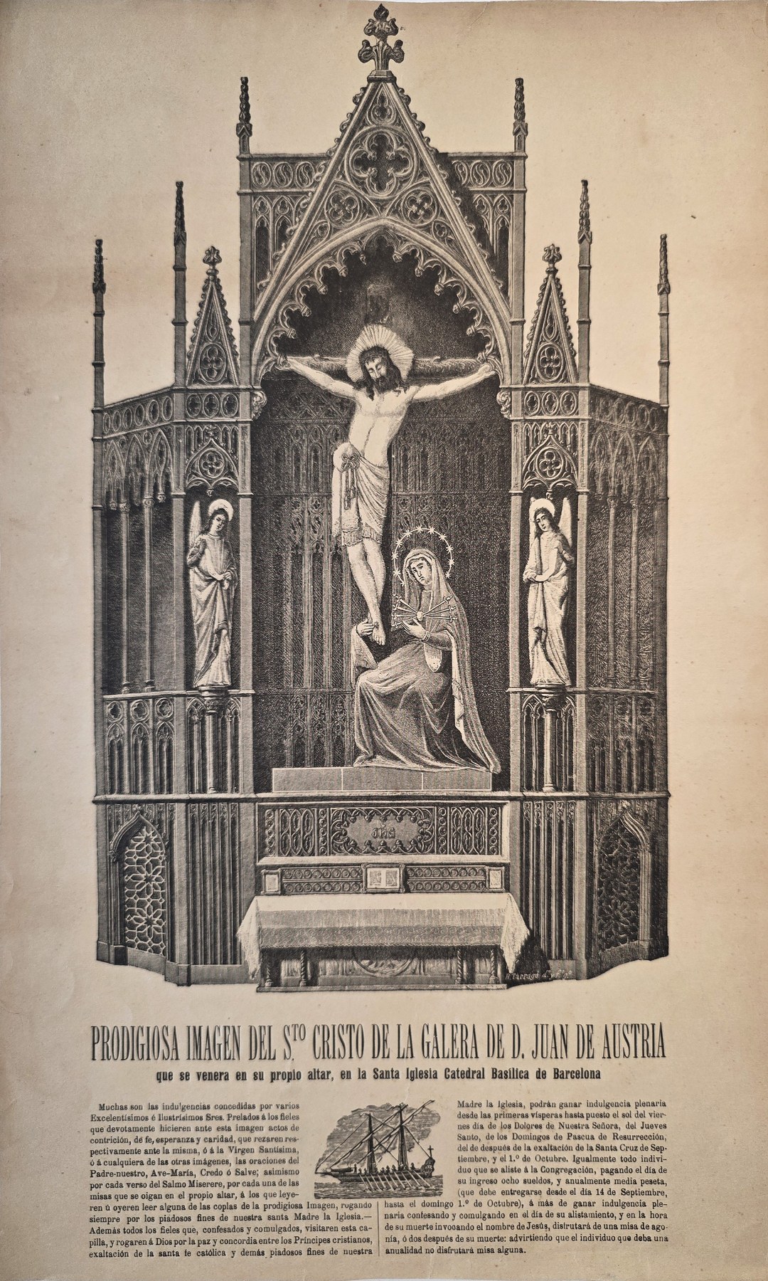 eines spitzbogigen Altars mit sitzender Figur
