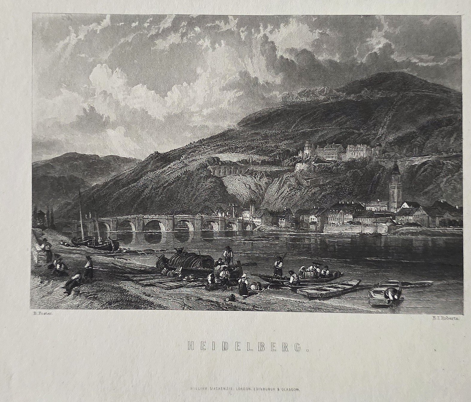 einer Stadt unter markanter Bergkette