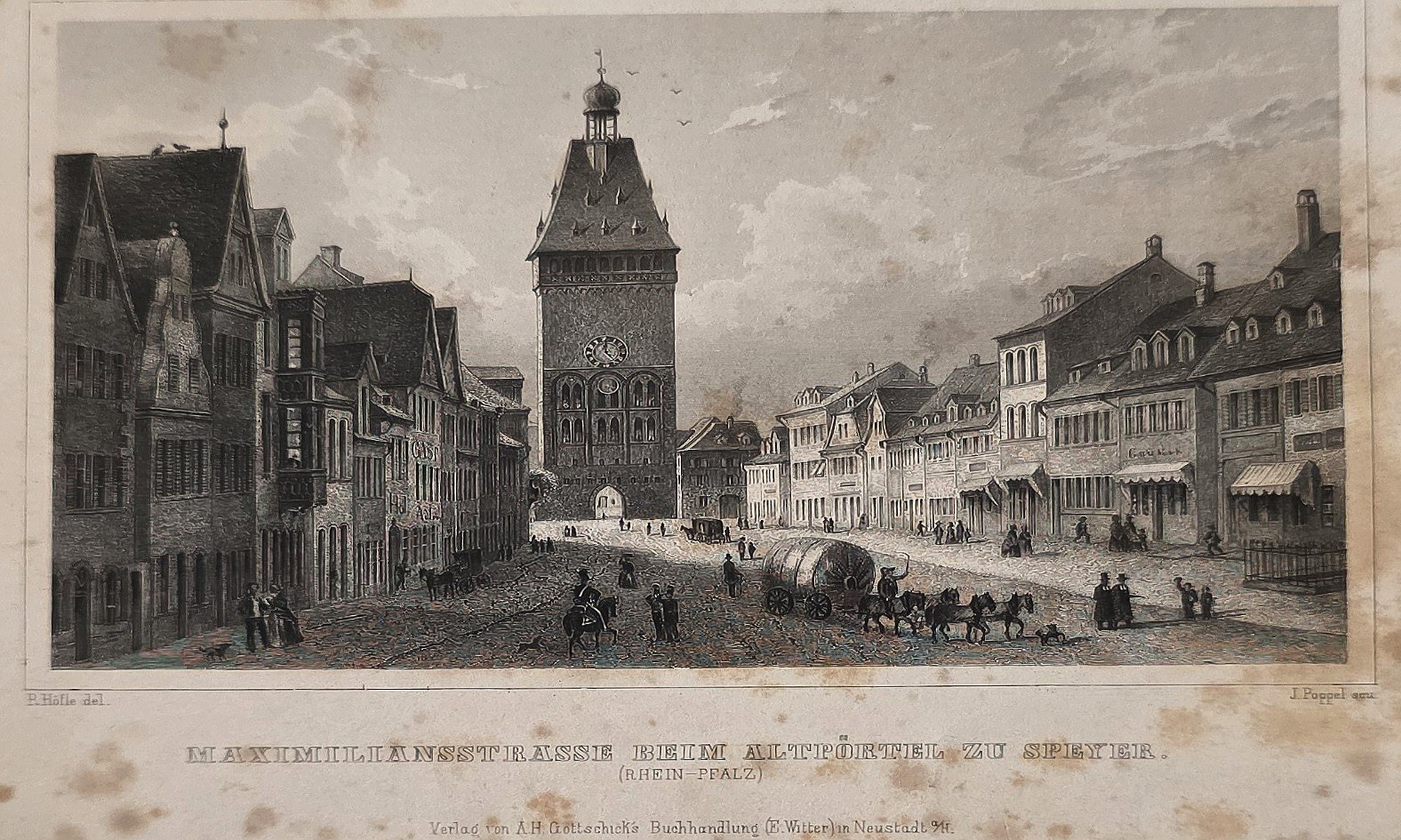 Straßenansicht mit mächtigem Torturm