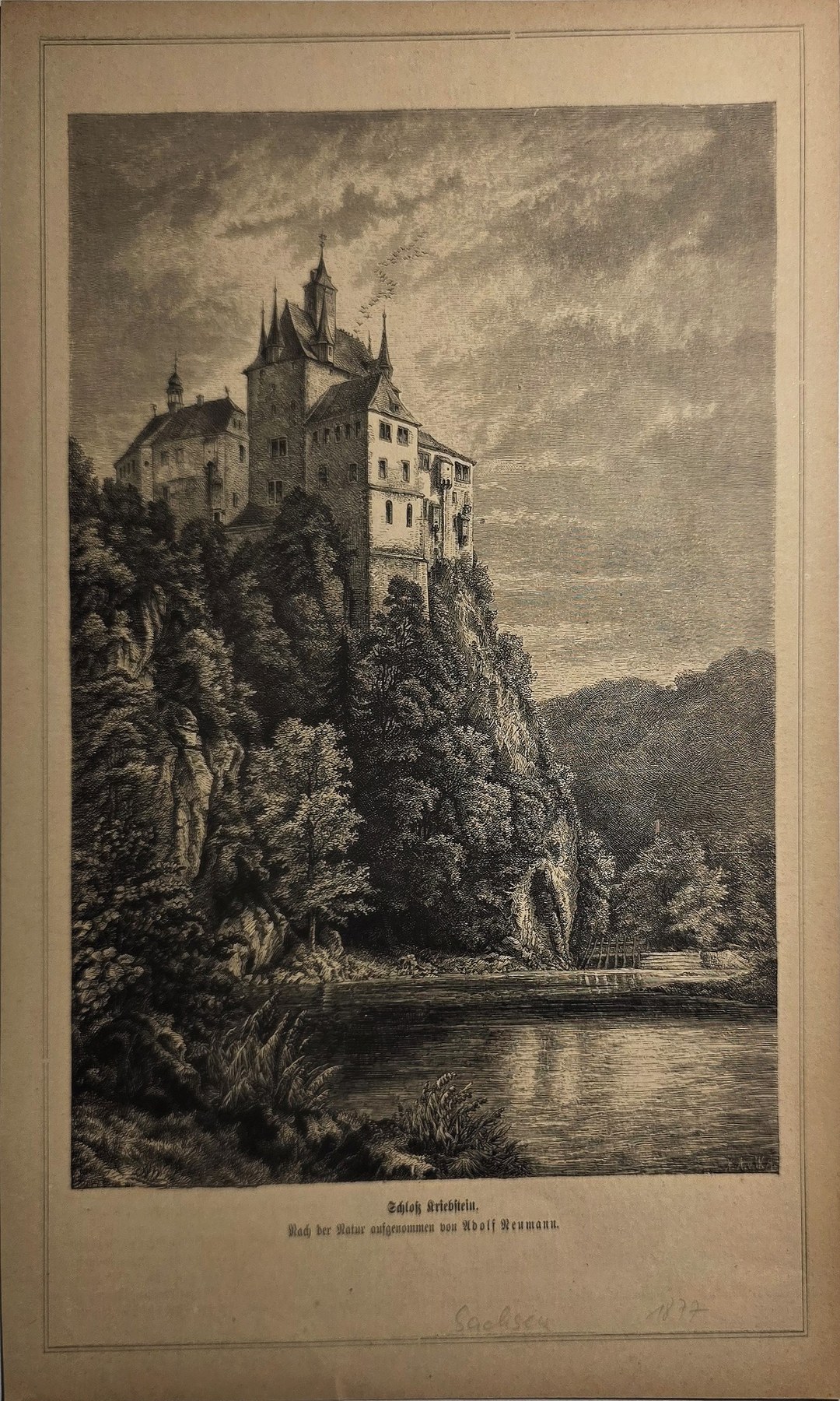 Burganlage auf bewaldetem Felsen über dem Wasser