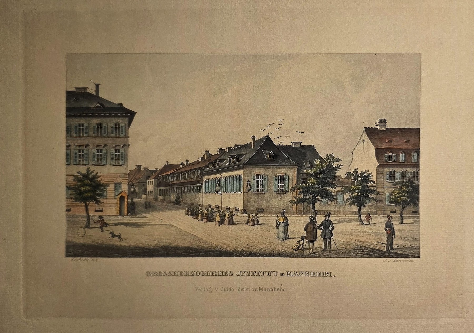Straßenszene mit Häuserzeile und Spaziergängern