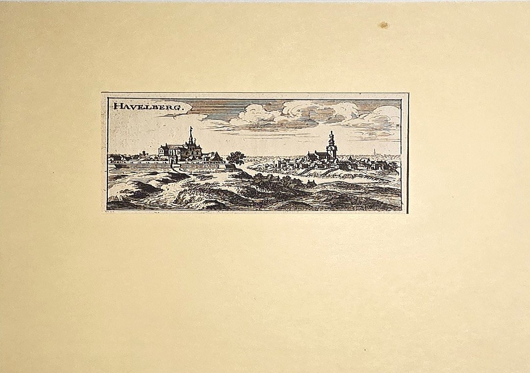 Kleine Stadtansicht in weiter Landschaft