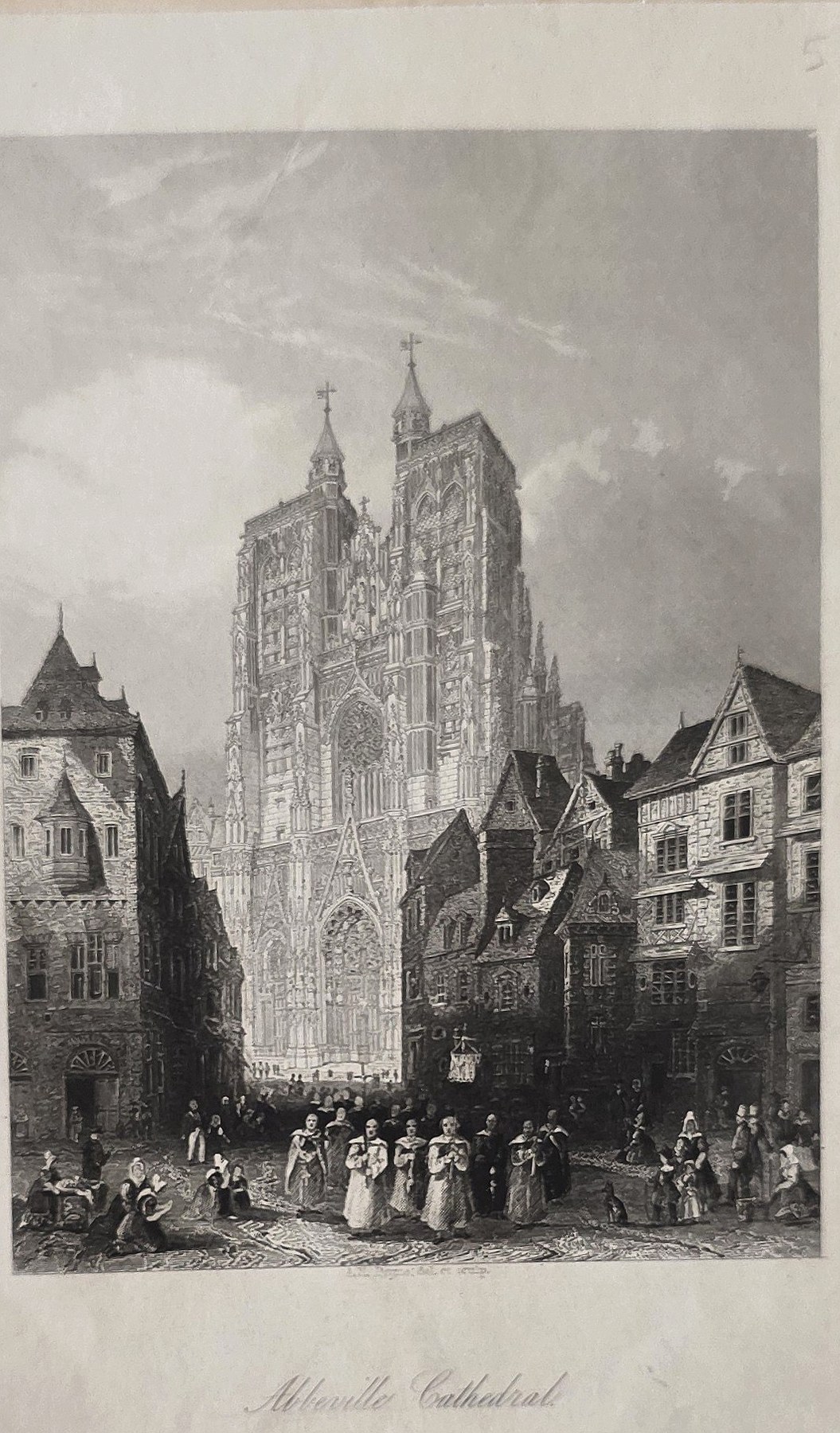Ruinenkirche in belebter Straße