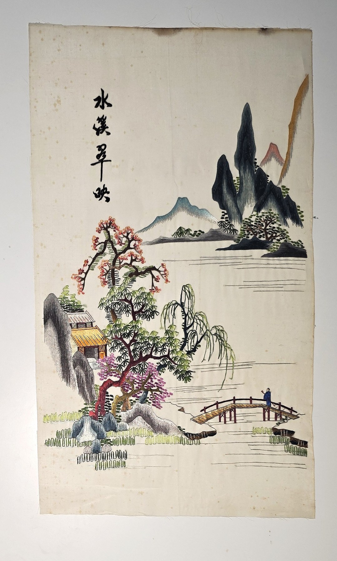 Gartenlandschaft mit Felsen, Blüten und Schriftzeichen
