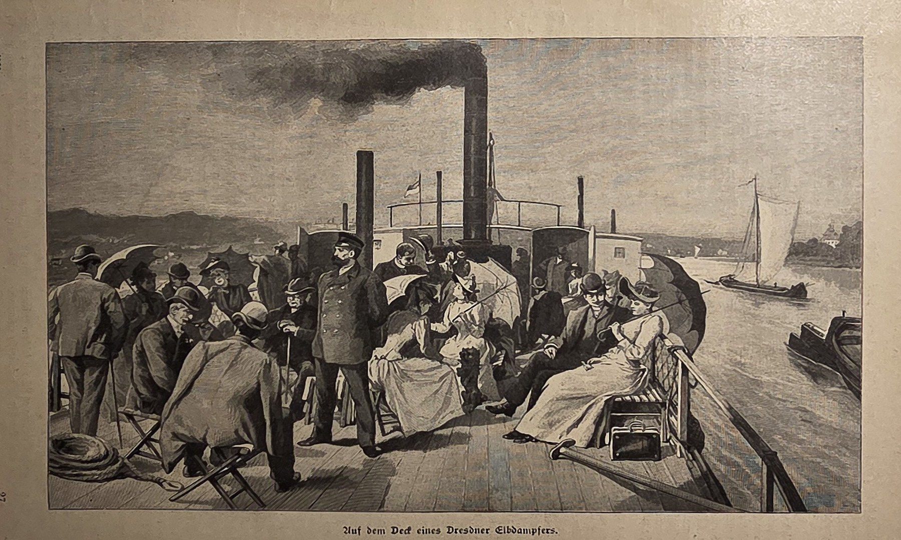 Menschenmenge am Hafen neben Schiffen