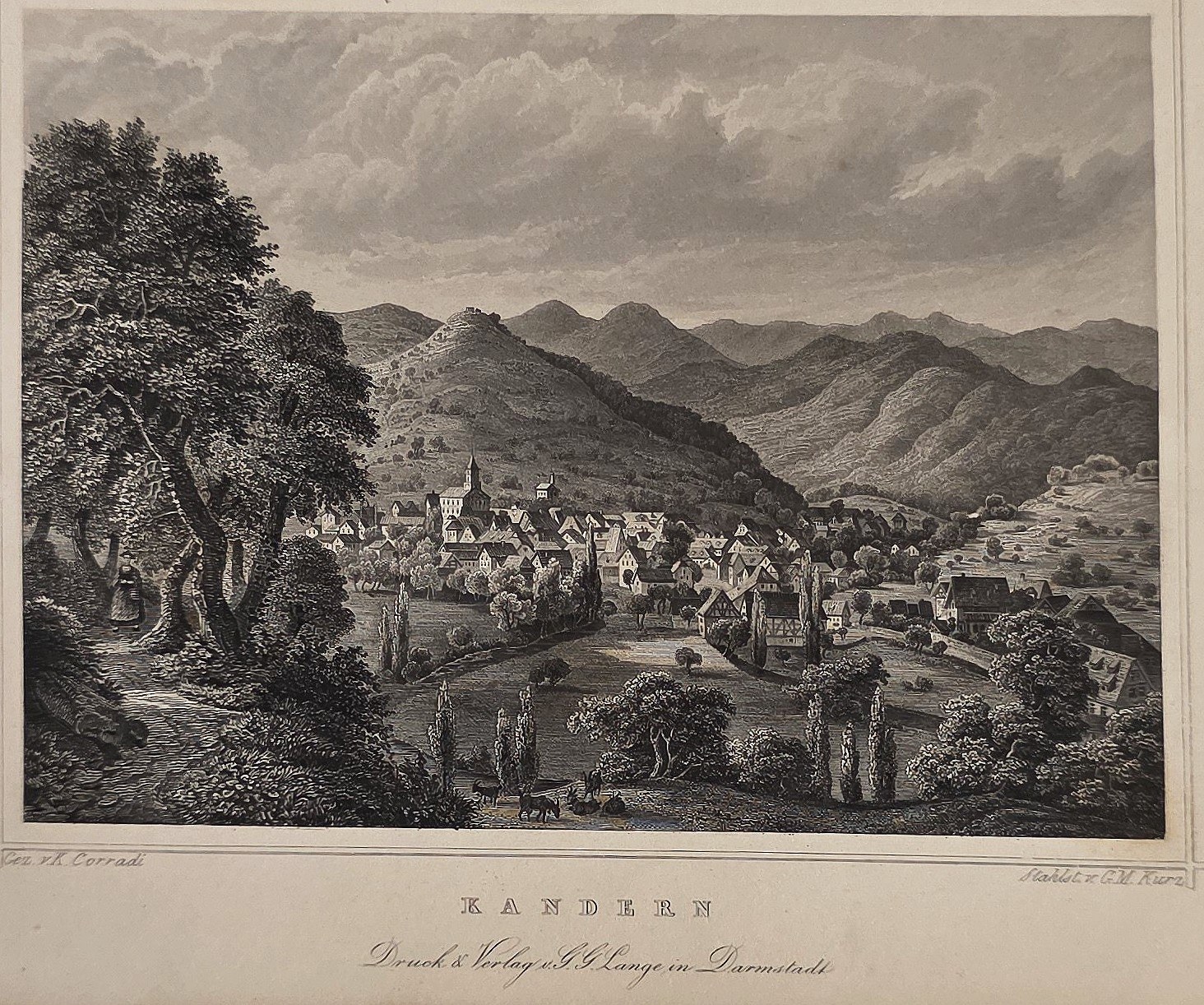 Bergstadt in weit geöffnetem Tal