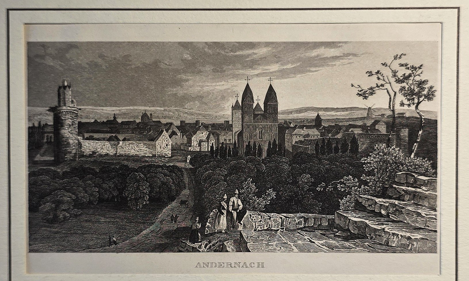Historische Stadt mit Türmen über felsigem Gelände