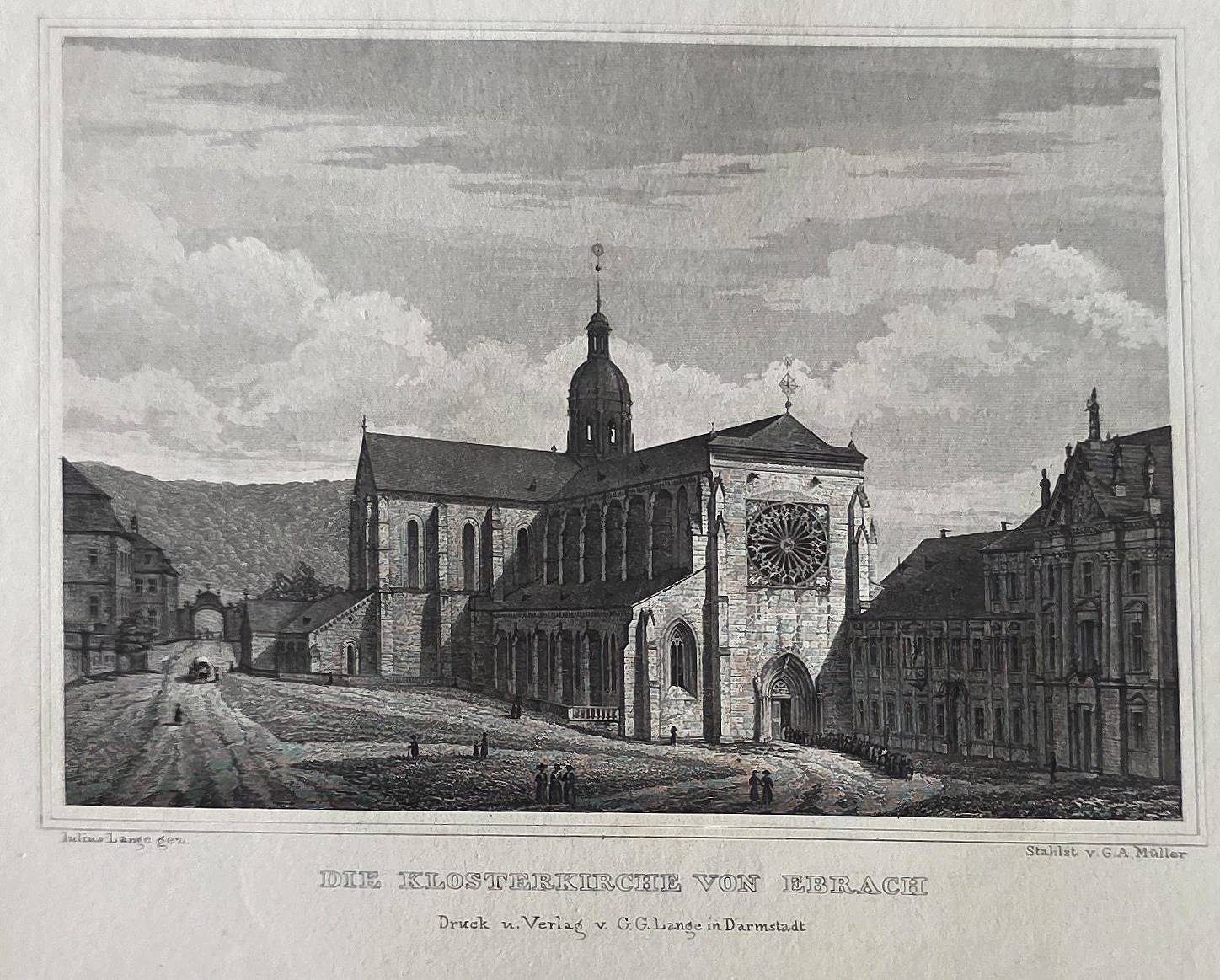 einer großen Kirche an breiter Straße
