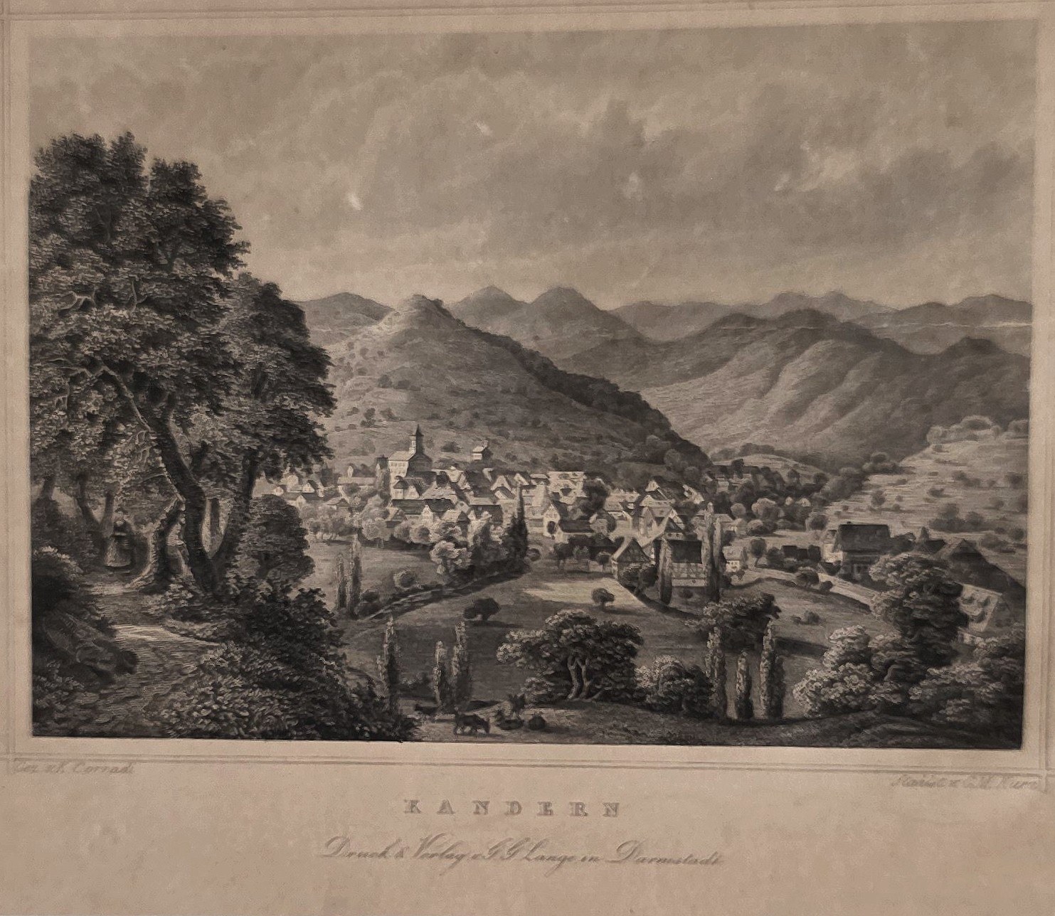 Bergstadt mit dunkler Baumrahmung