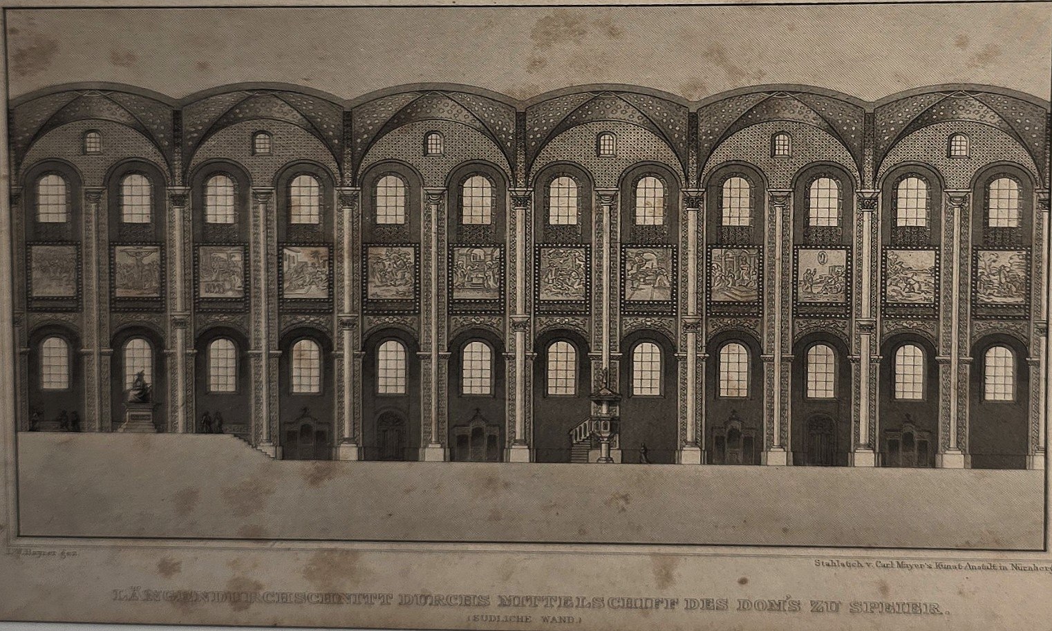 Architekturstudie einer langen Bogenfassade