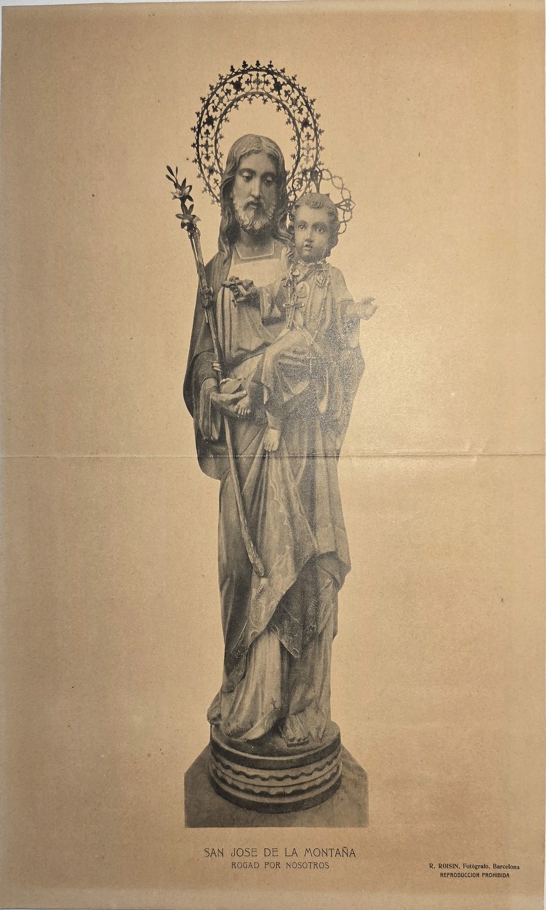 mit stehender Madonnenstatue und Strahlenkranz