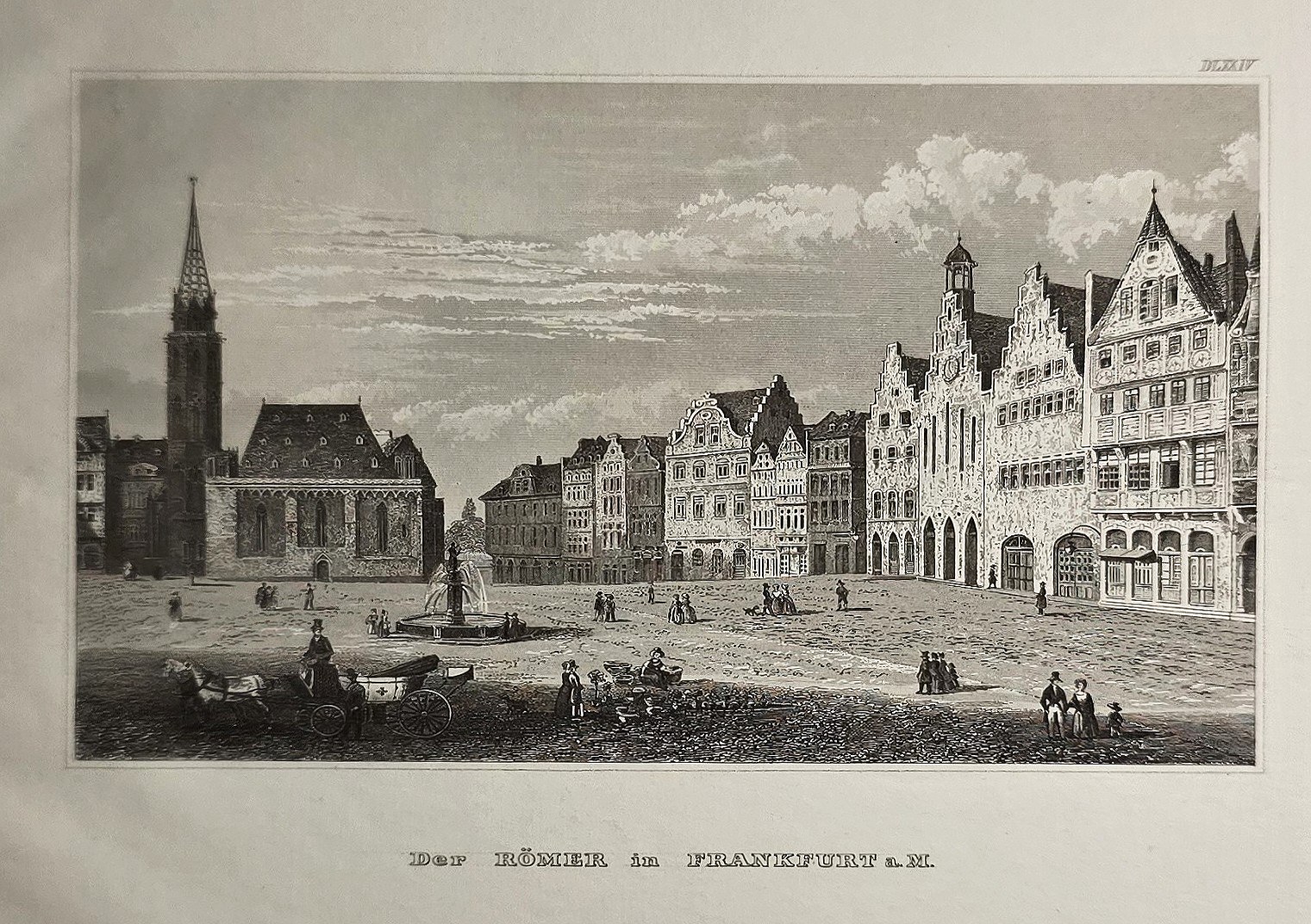 Kirche und historische Häuser an offenem Platz
