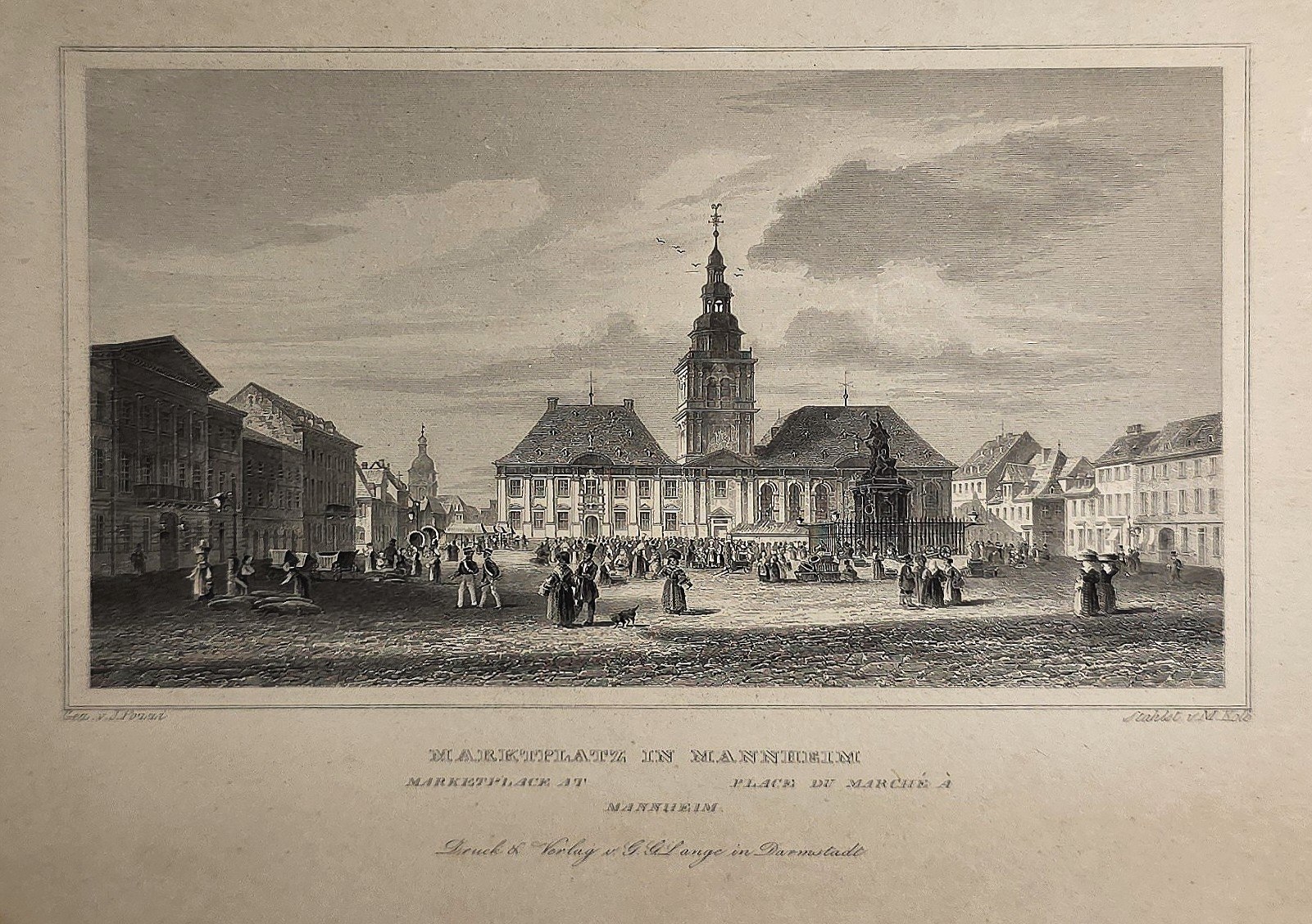 Rathausplatz mit Figuren und markantem Turm