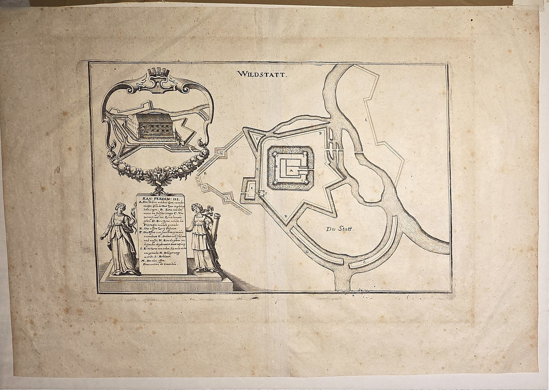 Befestigungsplan mit Wappen und Denkmal
