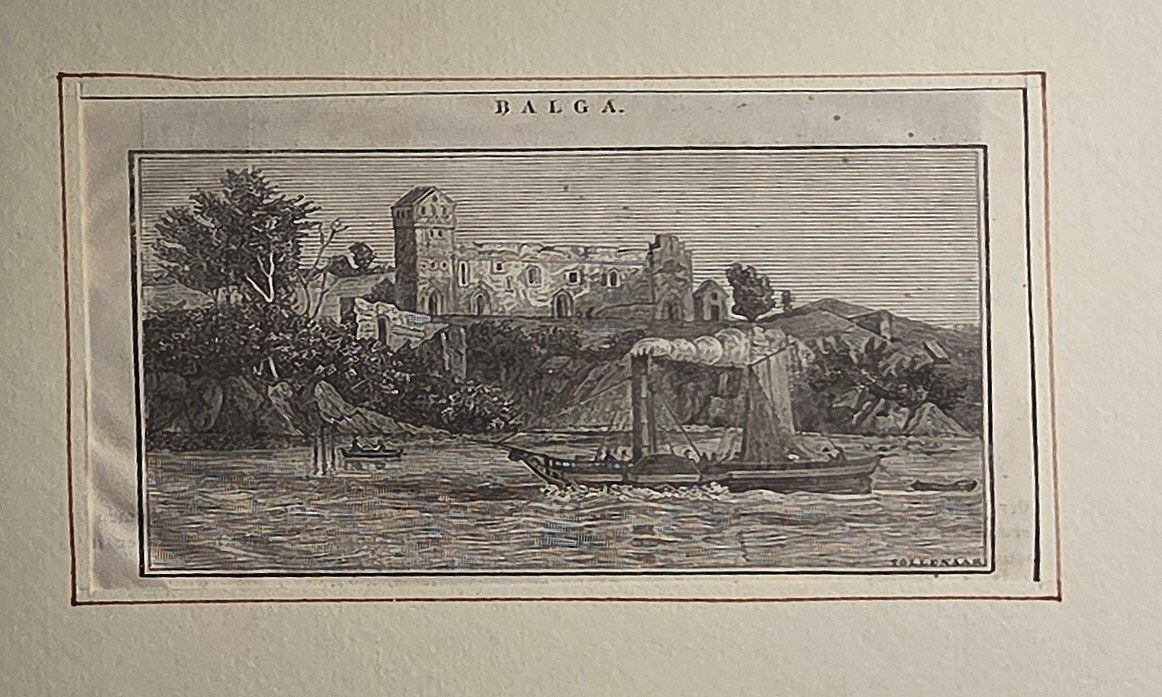 Stadtansicht mit Brücke und Uferbefestigung