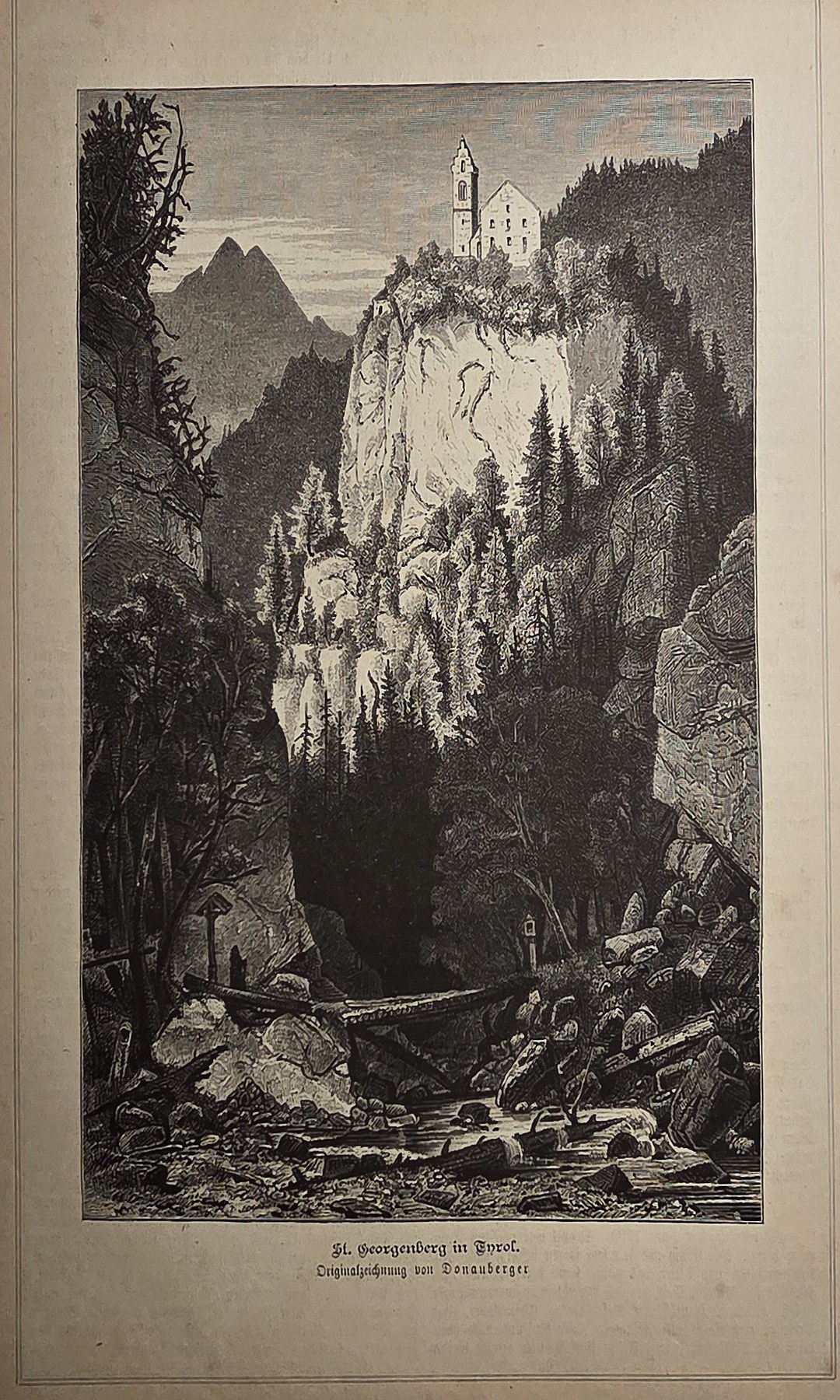Hoher Wasserfall zwischen steilen Felsen