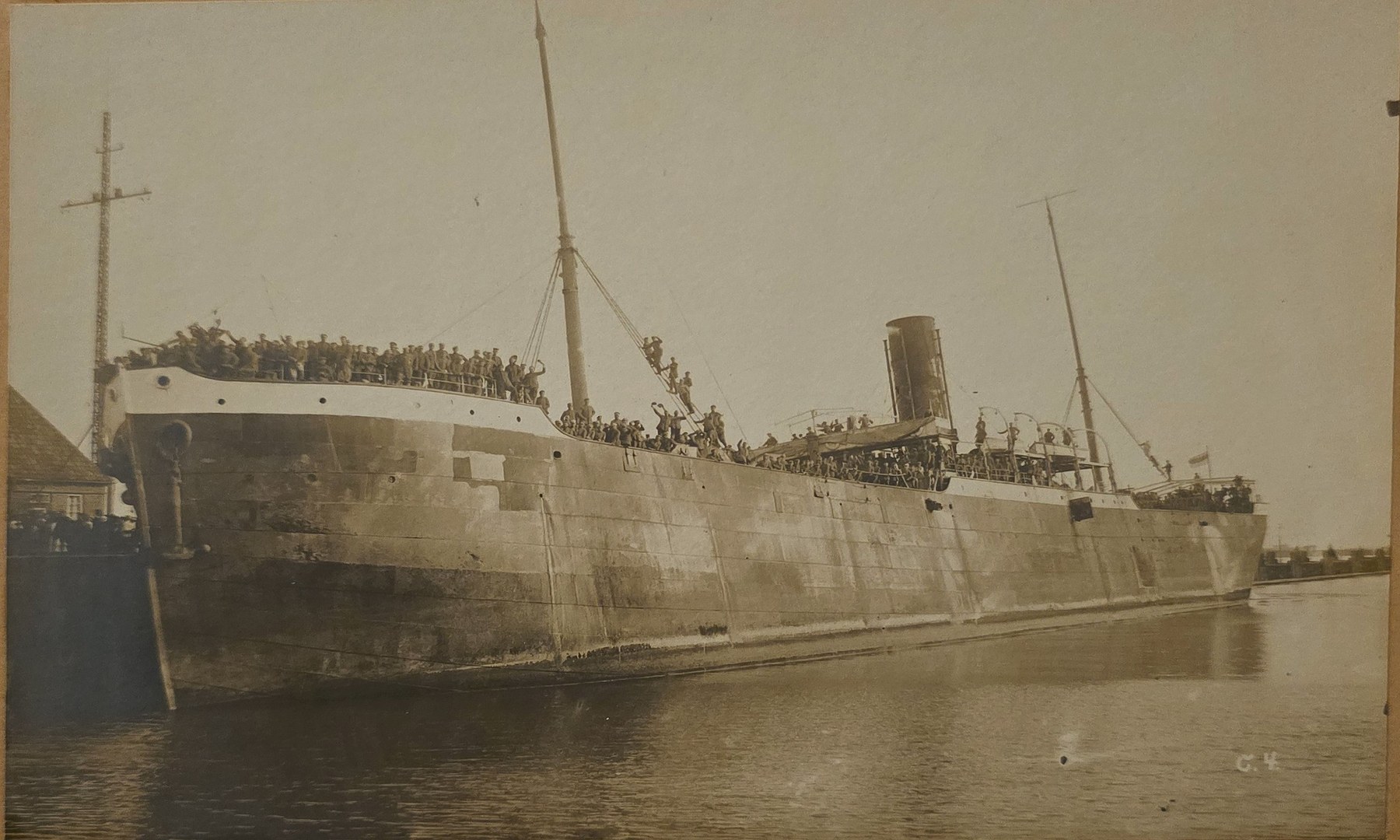 Historische Schiffsgrafik mit großem Passagierschiff