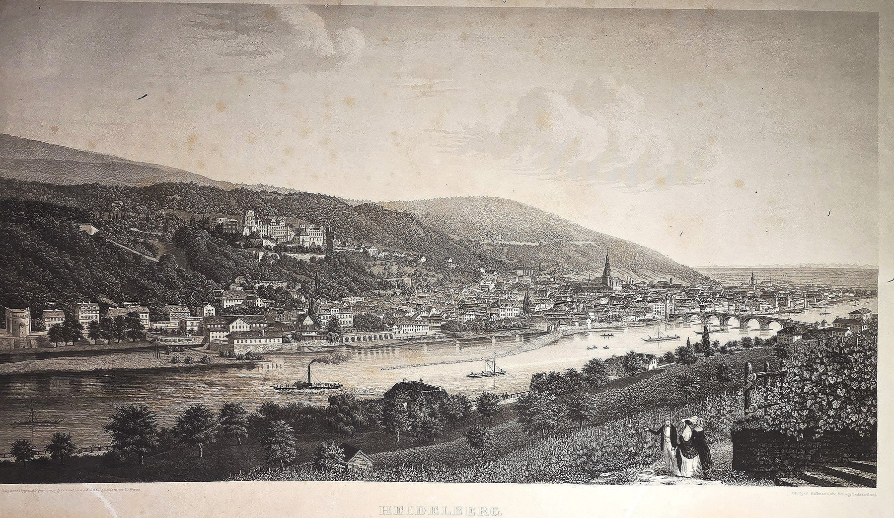 Panorama- einer Flussstadt zwischen Hügeln