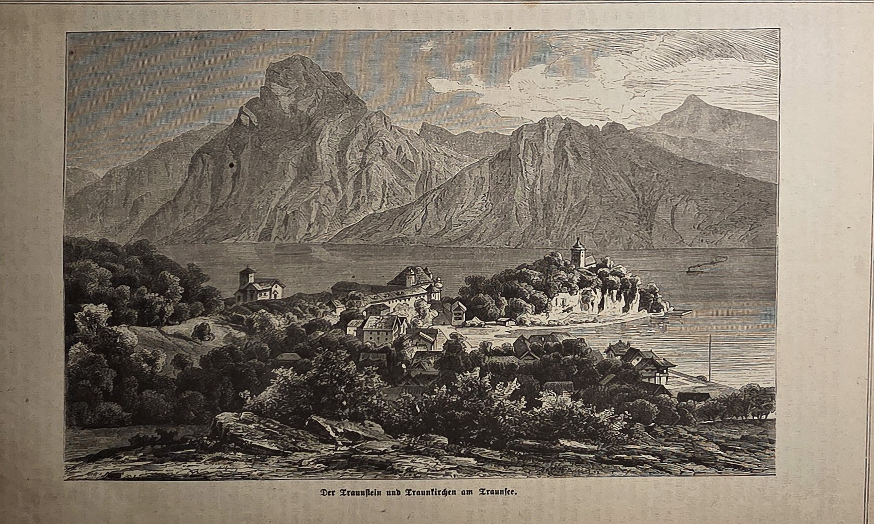 Gebirgsmassiv über See und Uferlandschaft