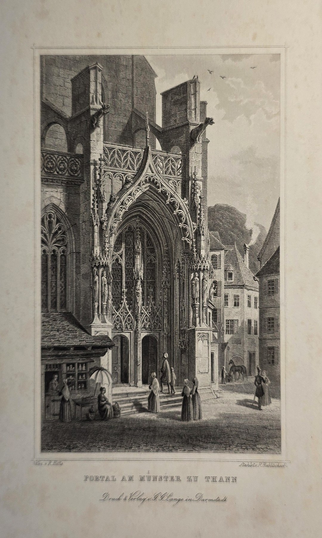 Gotisches Portal an enger Stadtstraße