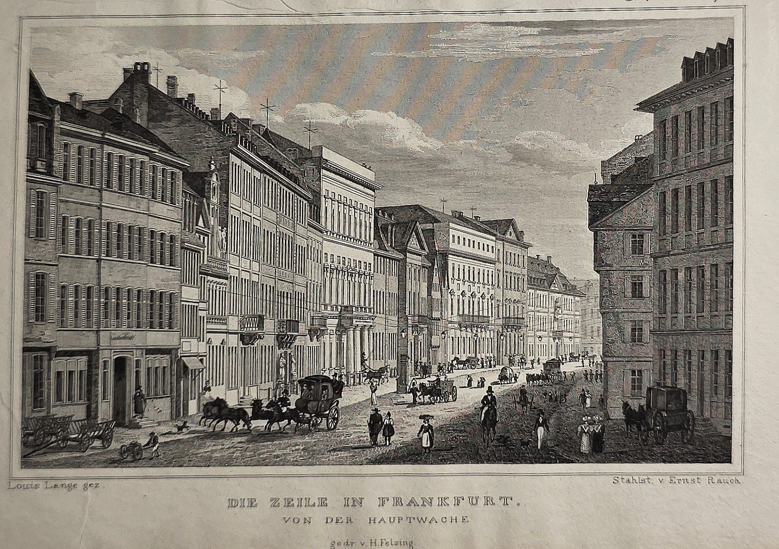 Belebte Stadtstraße mit hohen Bürgerhäusern