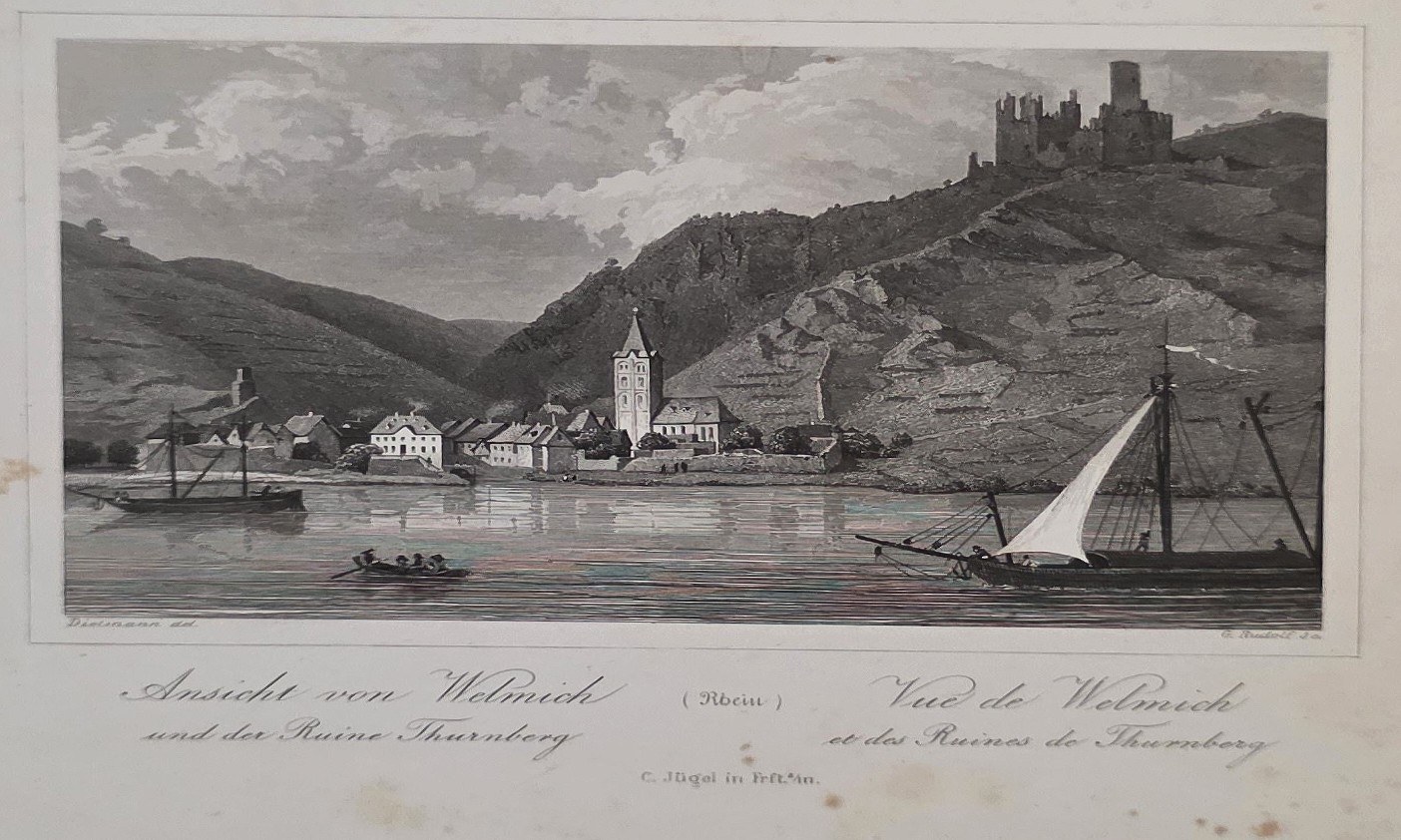Burgstadt am Fluss mit Segelboot