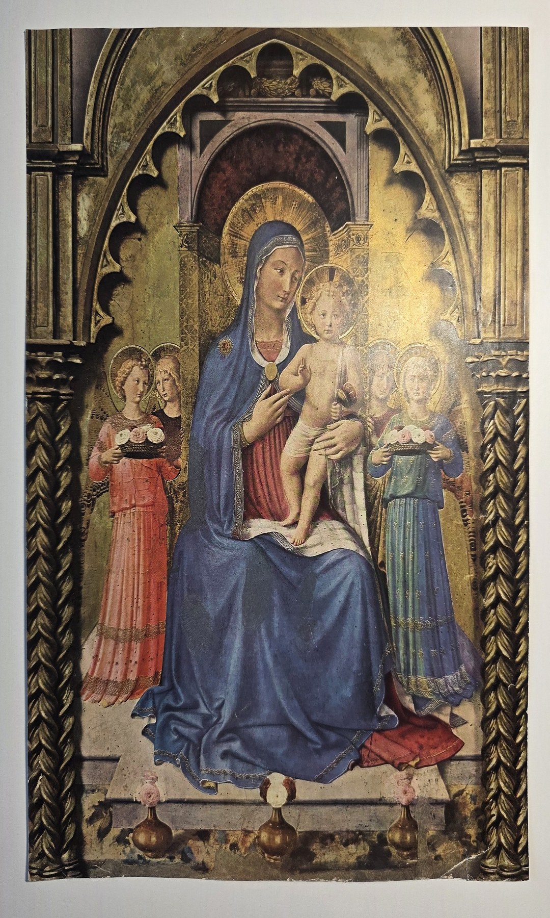 Farbig gefasste mit thronender Madonna in Kirchenraum
