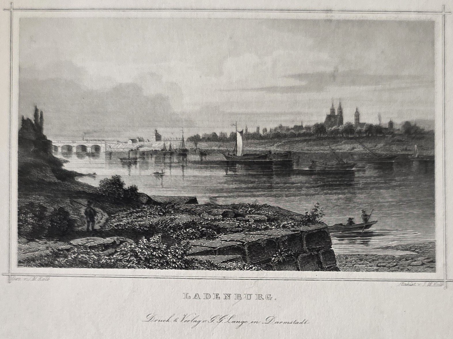 Flussansicht mit Stadt und Uferwegen