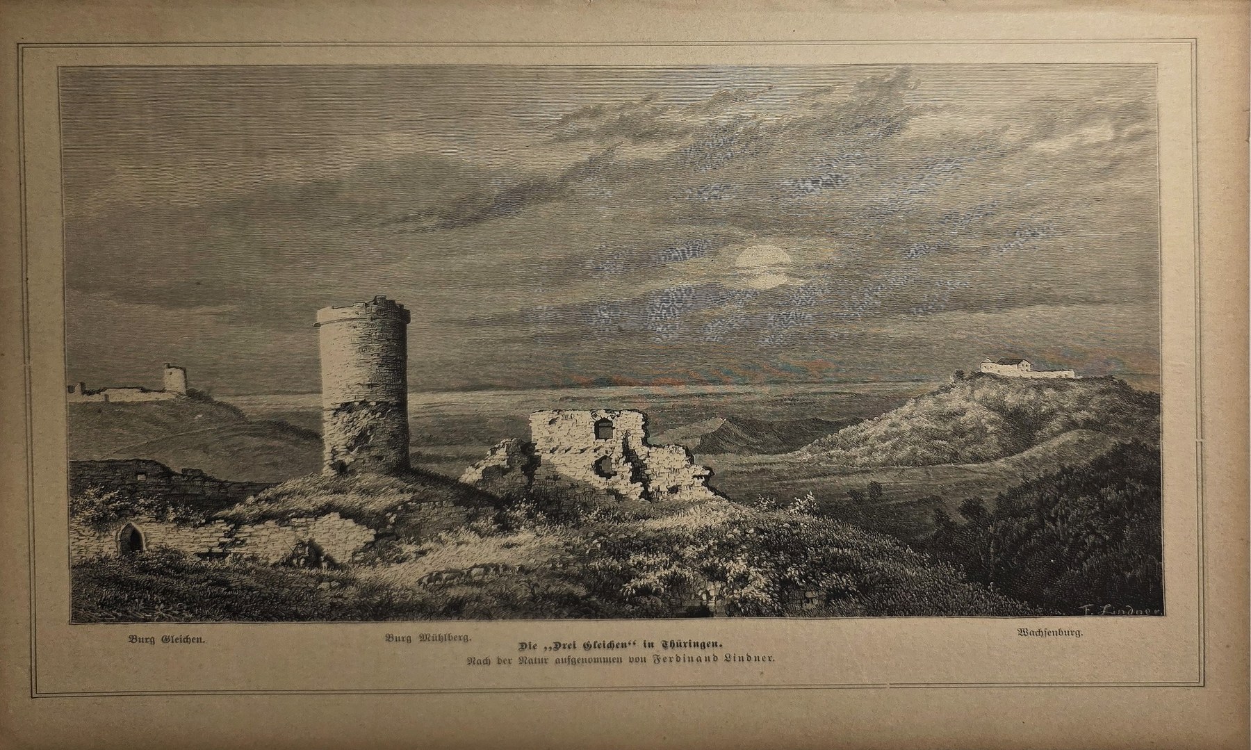 Turmruine und Mauerreste unter weitem Himmel