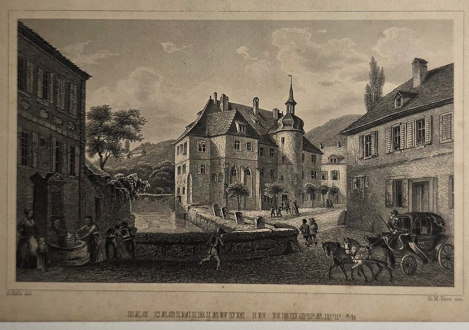 Historischer Schlosshof mit Kutschen und Figuren