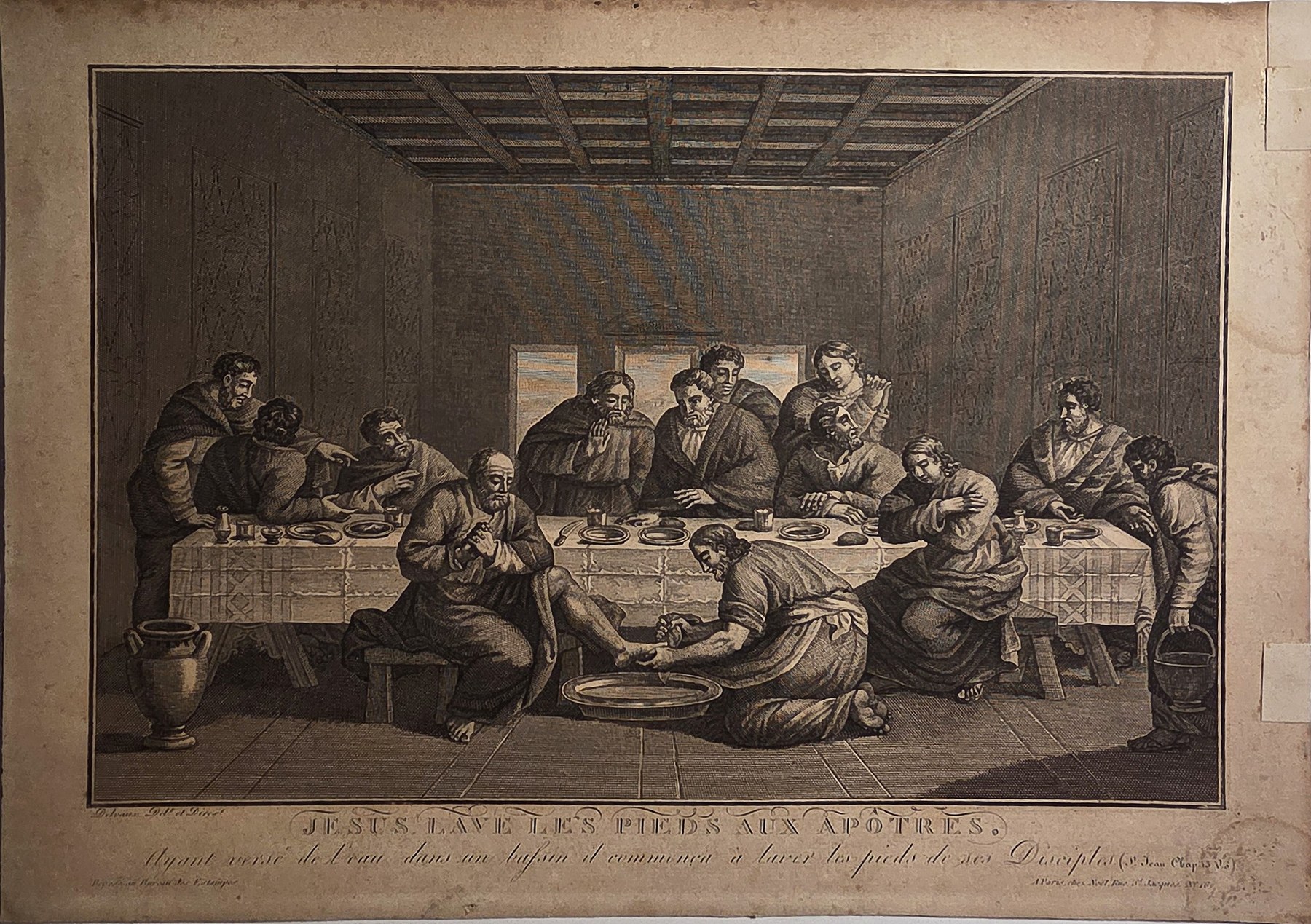 Mahlzeit in schlichtem Innenraum