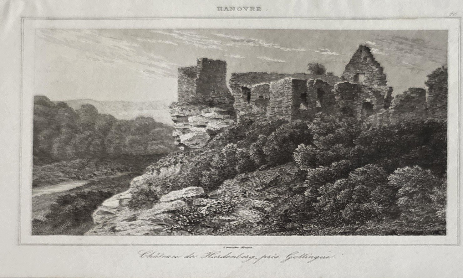 Burgruine auf bewaldeter Anhöhe