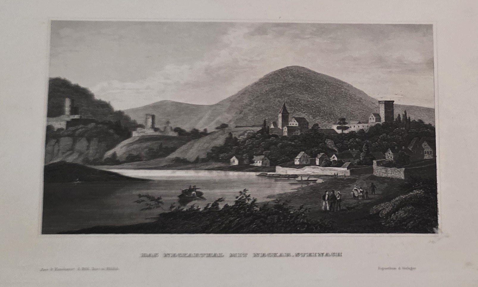 Flusslandschaft mit rundem Berg und Siedlung