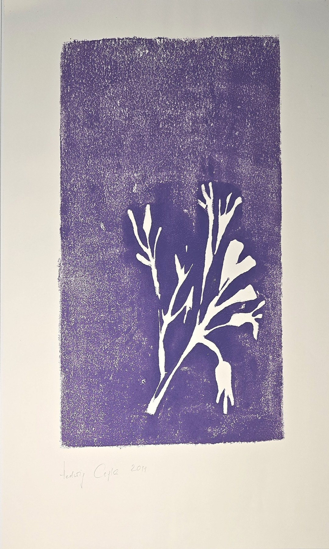 Violette Pflanzenform auf hellem Grund