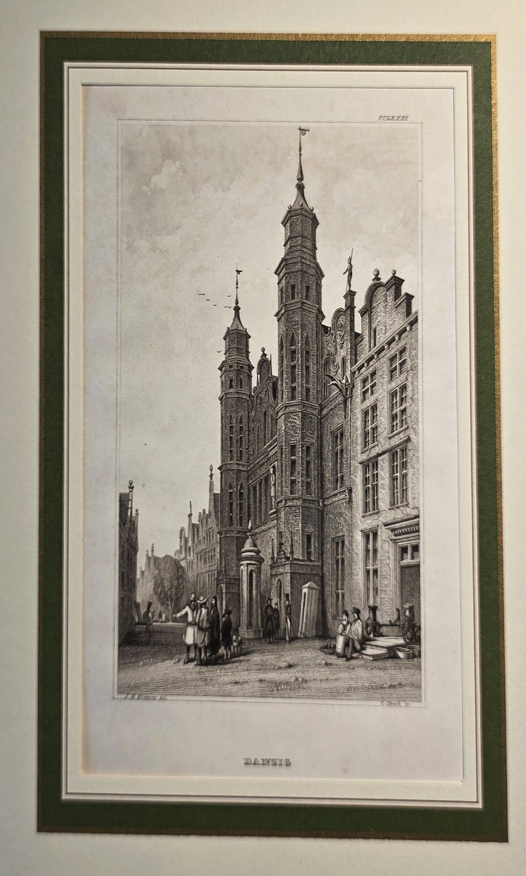 Schmale Gasse mit hohem Rathausbau