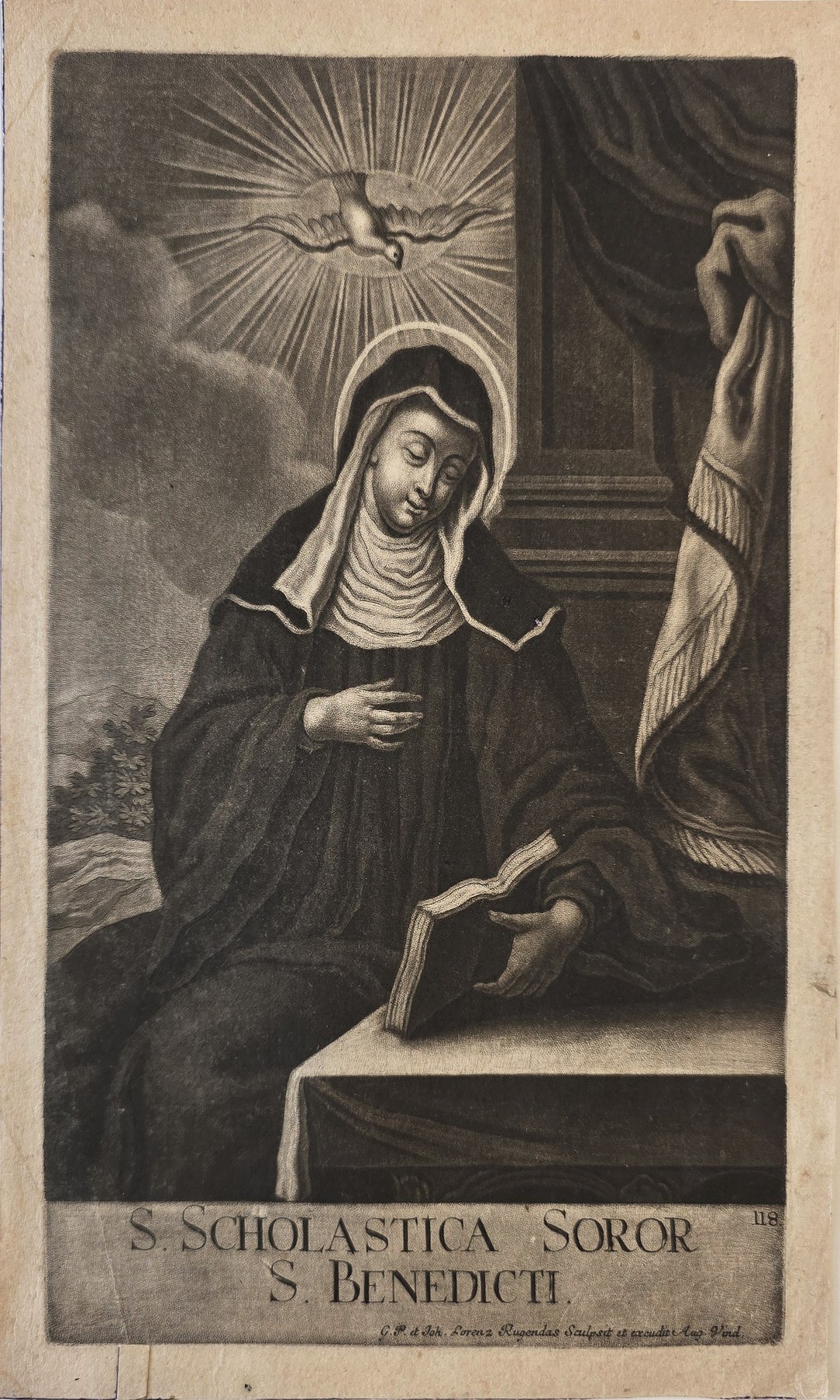einer Ordensfrau mit Buch und Kreuz