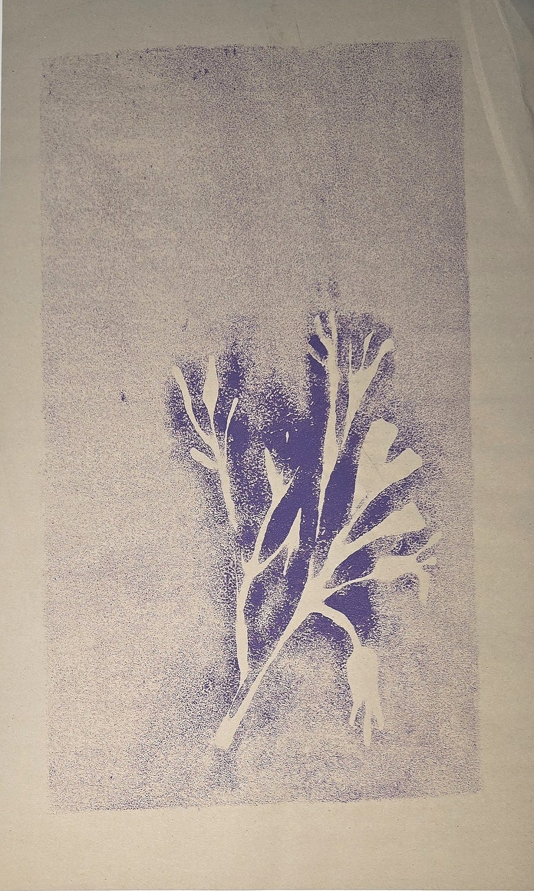 Violette Pflanzen-Silhouette in weicher Tonfläche